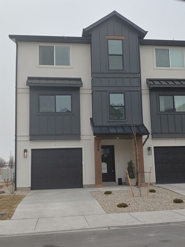 Foto principal - Townhome in Prime American Fork Location