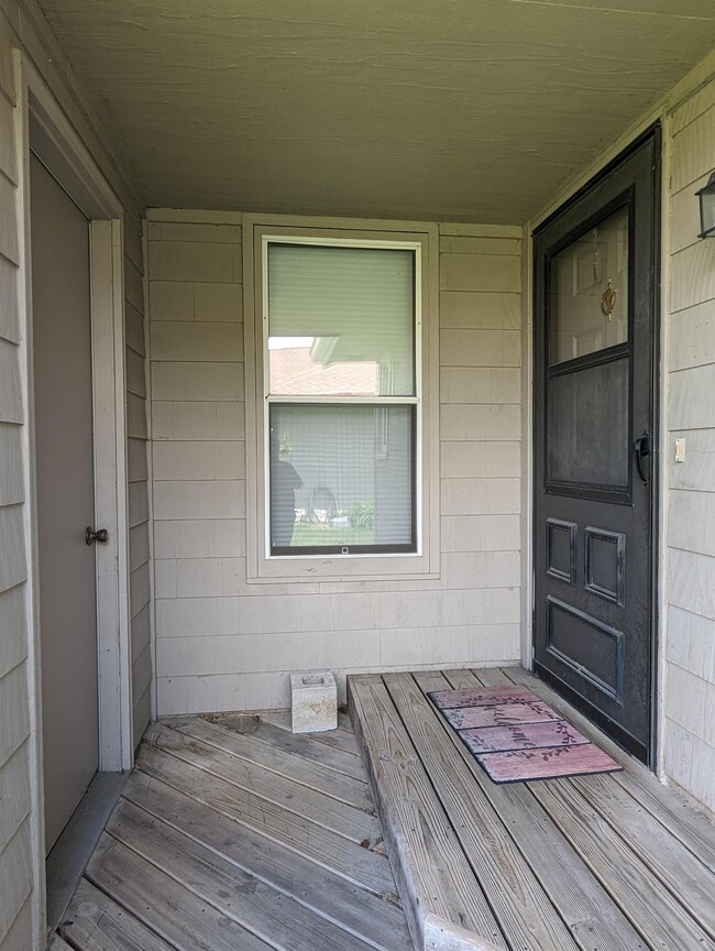 Building Photo - 6067 Boxwood Dr