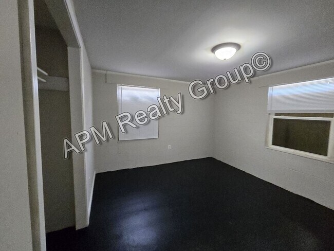 Foto del edificio - Updated two bedroom - Harden St.