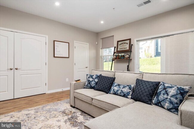 Foto del edificio - 7062 Fox Glove Ln