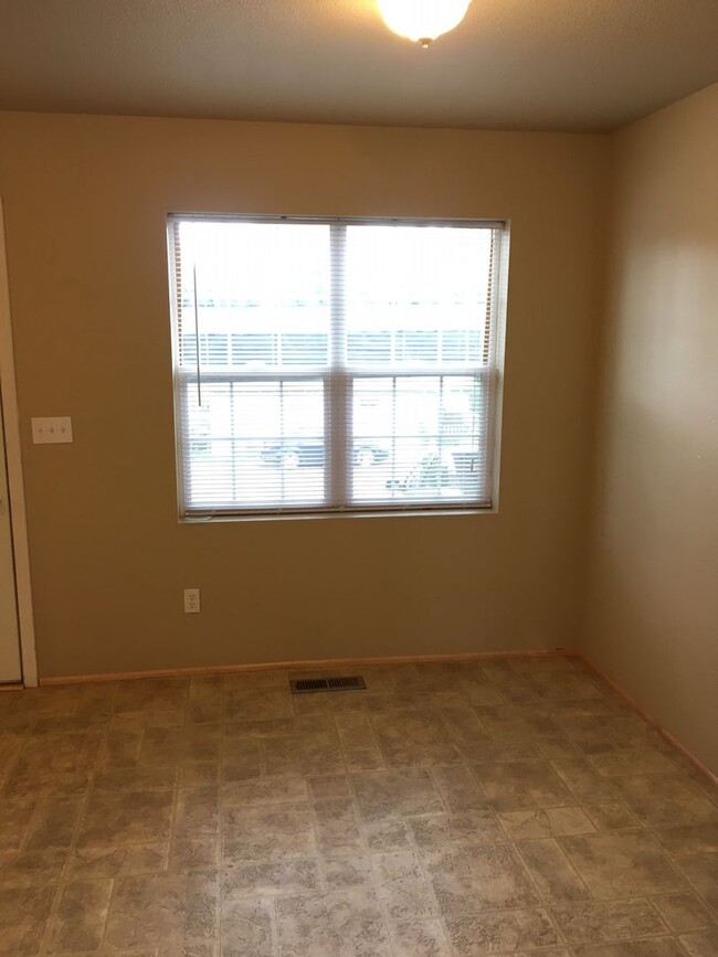 Building Photo - 2 Bedroom, 1 1/2 Bathroom Townhouse - Clos...