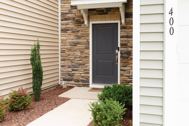 Building Photo - 400 White Oak Ridge Dr