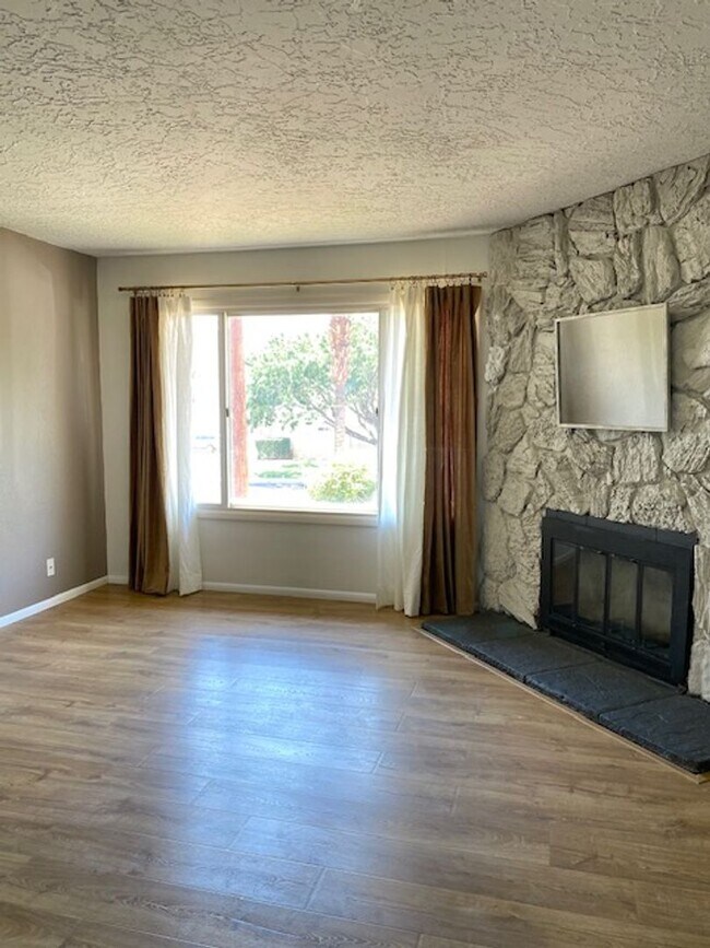 Building Photo - Great 3 Bedroom, 3 Bathroom Townhome