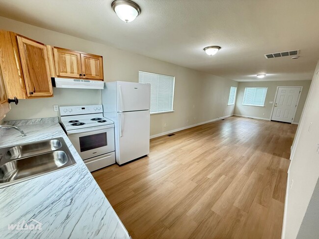 Building Photo - Updated 2 Bed /1 Bath Home with Spacious Yard!