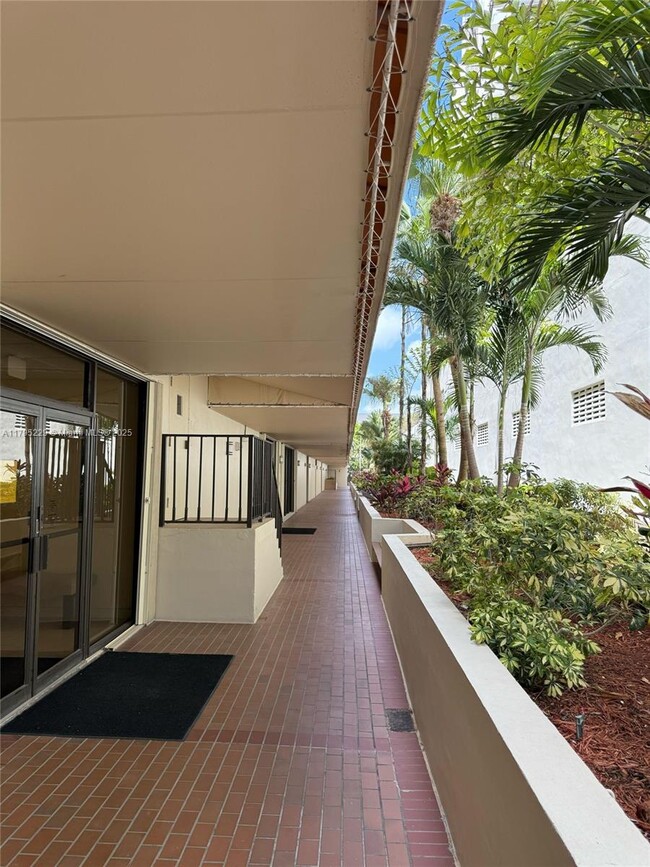 Foto del edificio - 1623 Collins Ave