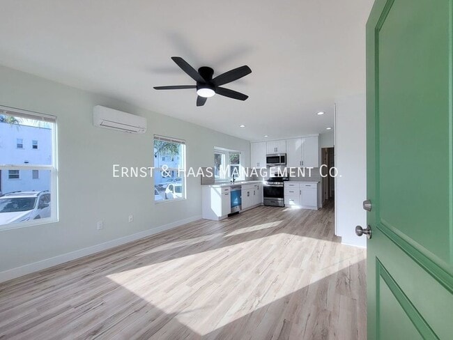Building Photo - Luxurious 3-Bedroom, 2 Bath Apartment - St...