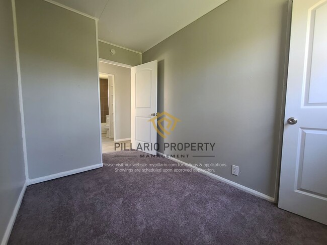 Building Photo - Discover this beautifully renovated 3-bedroom, 1-bathroom gem.