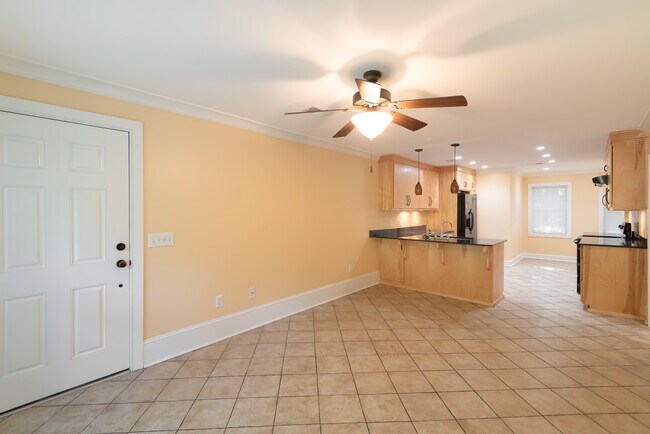 Sala de estar y cocina - 424 Howle Ave