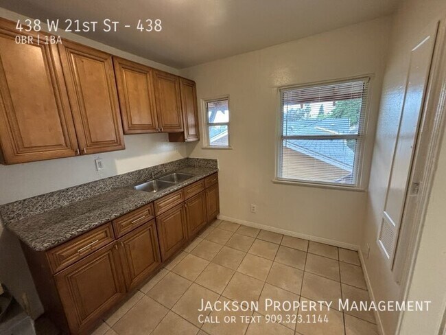 Foto del edificio - 438 W 21st St