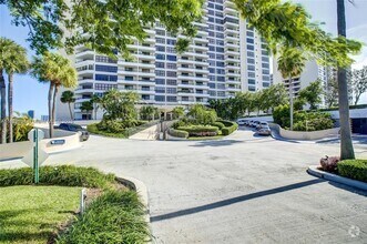 Building Photo - 2500 Parkview Dr