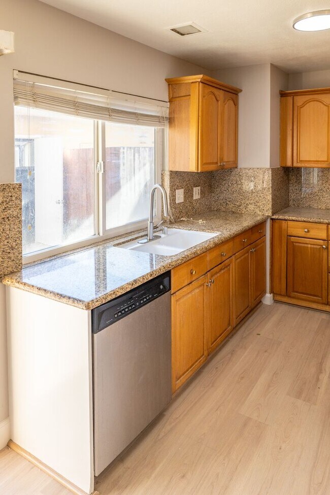 Foto del edificio - Spacious 4 bedroom home in Union City with...