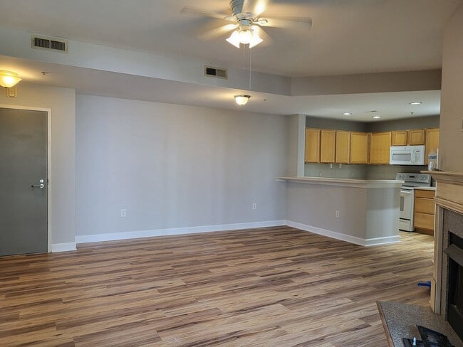 Foto del edificio - 2 bedroom Condo In Gateway Plaza
