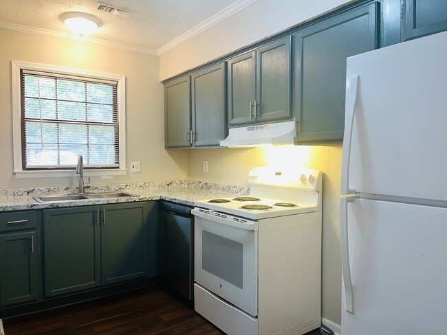 Building Photo - 606 Elm St