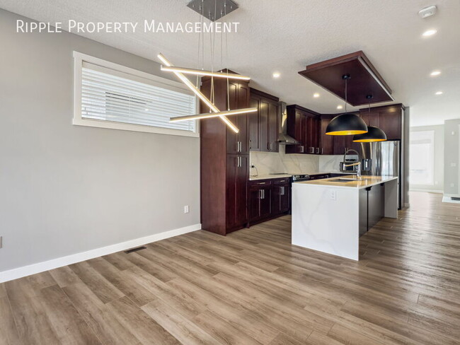 Building Photo - AMAZING 5 BEDS/ 4 BATHS HOUSE WITH FULLY D...