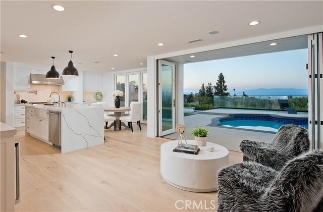 Building Photo - 16449 Tudor Dr