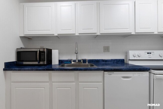Foto del edificio - Charming 2BR Condo in Unionville