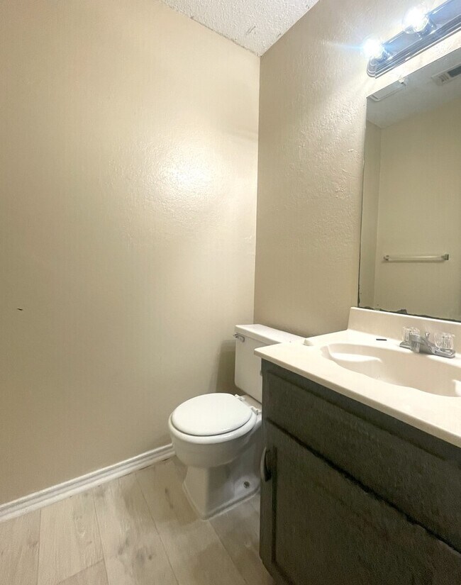 Foto del edificio - Move in Ready NOW! 2/2.5 Townhome with 2 c...
