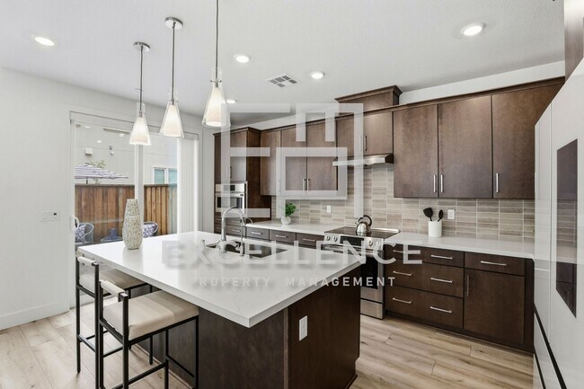 Foto del edificio - One Year New Home!  3/2.5 With Beautiful Updates Throughout Including Quartz Counters, Water Filt...