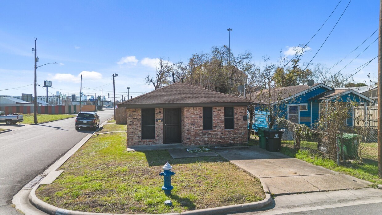 Building Photo - 1430 E 32nd 1/2 St