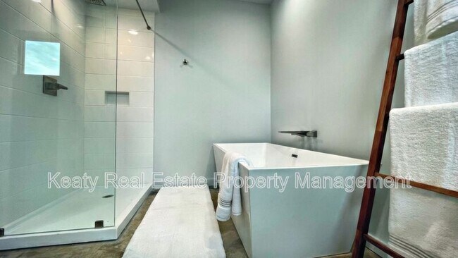 Foto del edificio - 136 E Cypress St