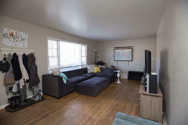 Building Photo - Great location!