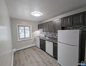 Building Photo - 40 Zabriskie St