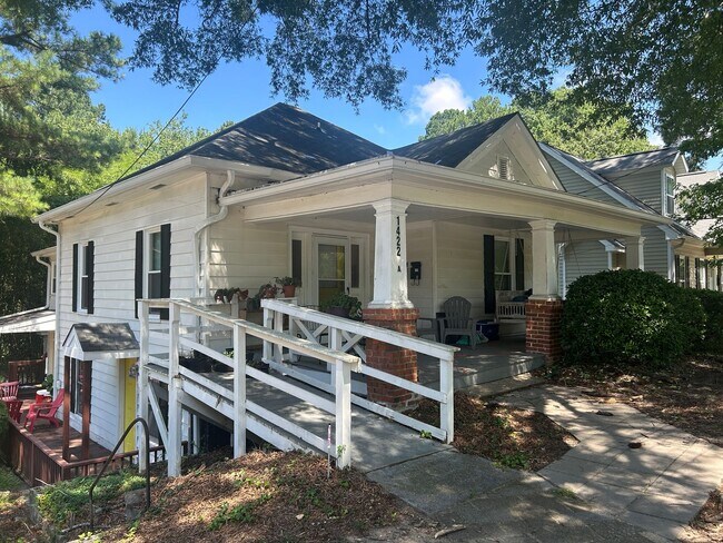 Foto del edificio - Spacious 3BR/2BA Duplex in Historic Lakewood with All Appliances!