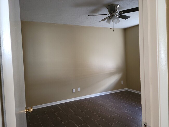 Foto del edificio - 8176 Old English Dr