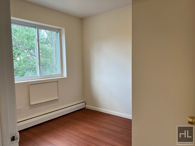 Foto del edificio - Spacious 3 Bed 2 Bath MIDDLE VILLAGE!!!