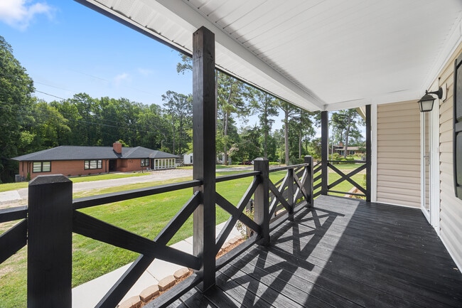 Building Photo - 111 Forest View Dr
