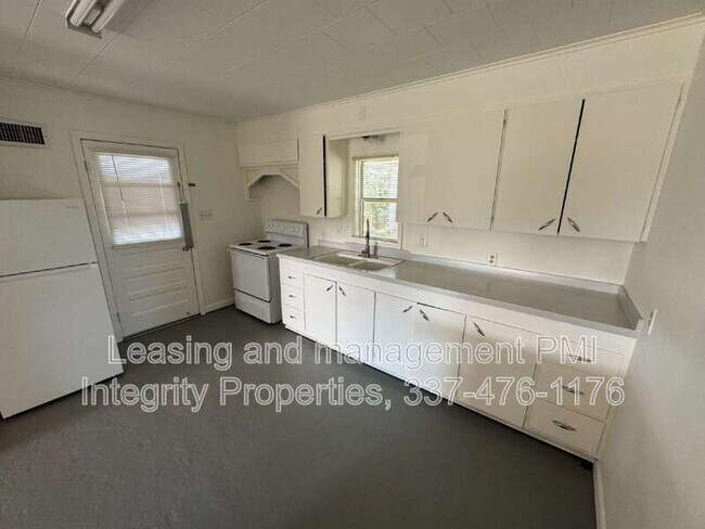 Building Photo - 105 N Cemetery St