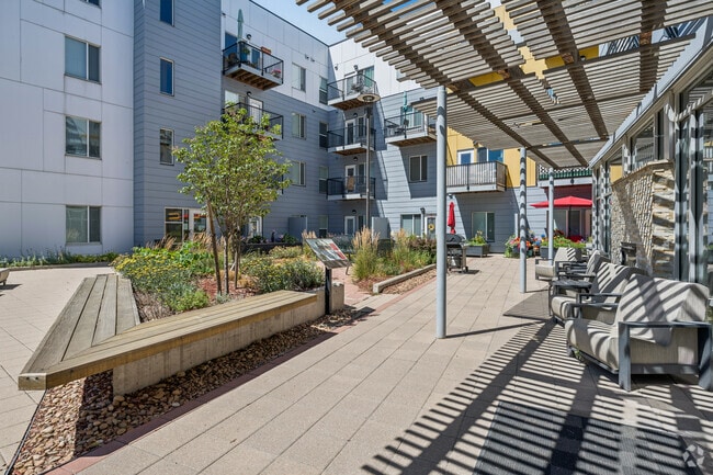 Courtyard/Outdoor Seating - Creekside West
