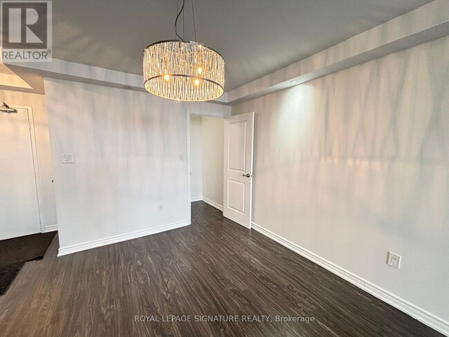 Building Photo - 812 Burnhamthorpe Rd