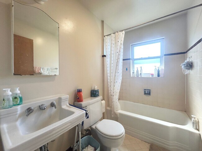 Foto del edificio - 2665 Virginia St