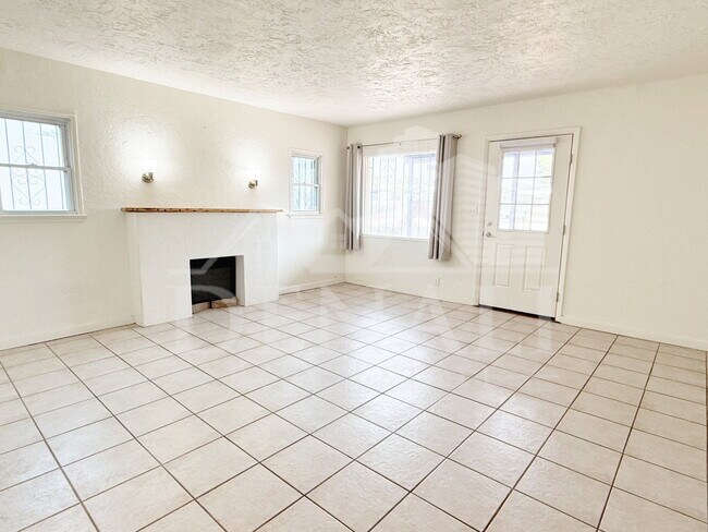 Foto del edificio - 3215 E Willard St