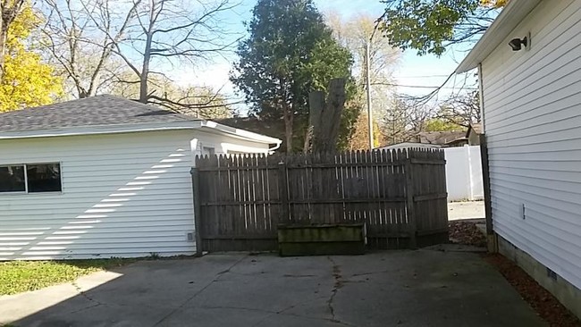 Building Photo - 503 W Jackson St