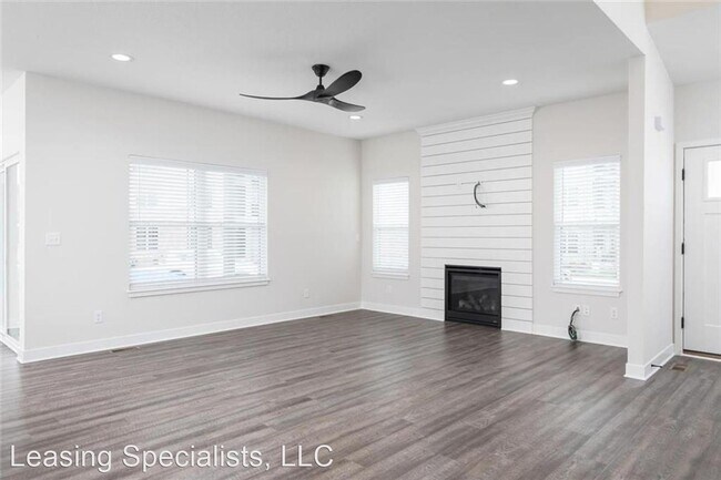 Building Photo - 4 br, 3.5 bath House - 16224 Broadmoor St