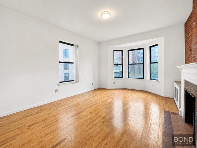 Building Photo - Sun Soaked 3BR + Roof Deck in a Prewar Elevator Building | Upper West Side