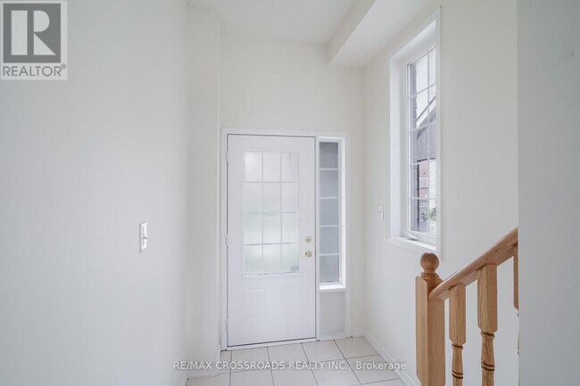 Building Photo - 455 Rossland Rd E
