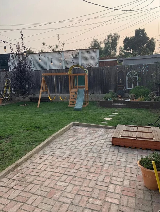 Building Photo - 915 N Chester Ave