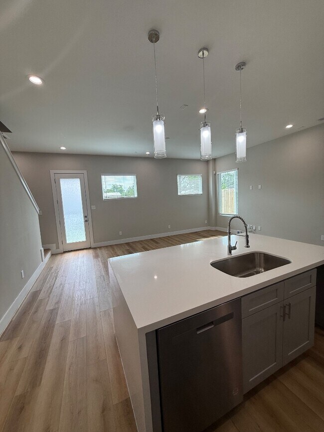 Foto del edificio - 8112 Esther Acres Ln