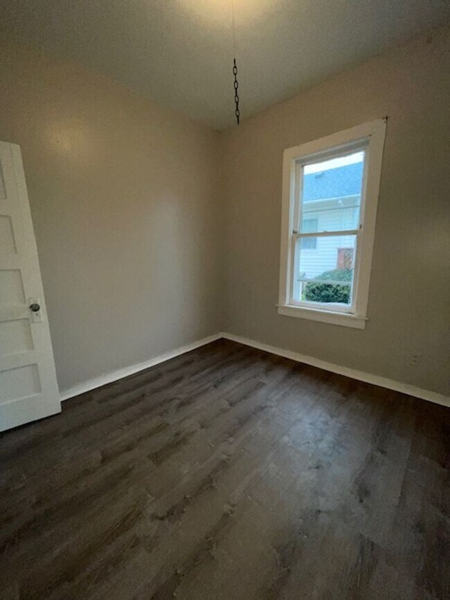Foto del edificio - 1529 E 8th St