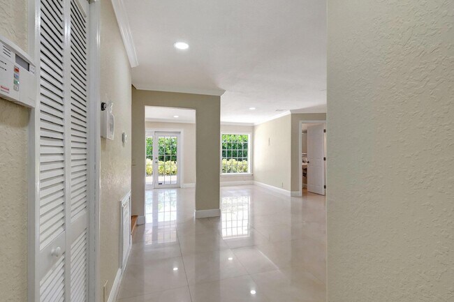 Foto del edificio - 4610 Pine Tree Dr