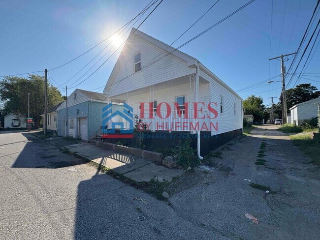 Building Photo - Three Bedroom House | Move in Ready