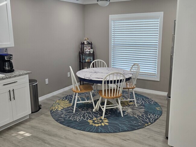 Área de comedor - 1250 S Pinellas Ave