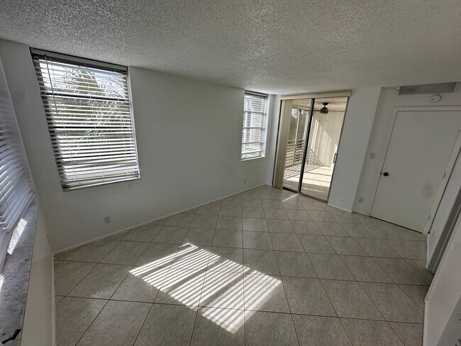 Building Photo - 9520 Seagrape Dr