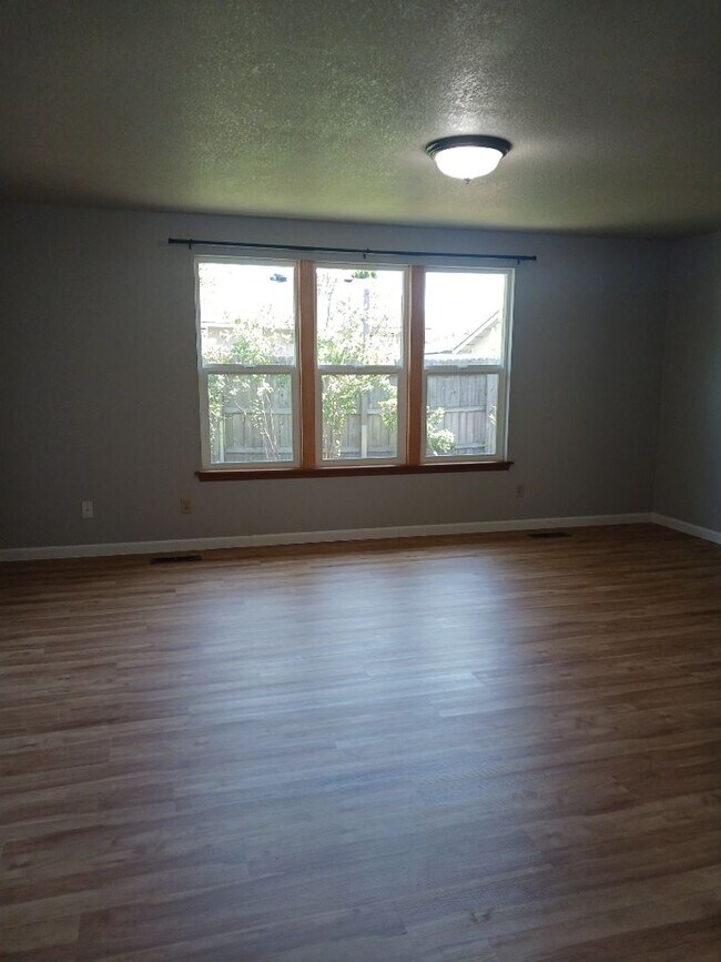 Foto del edificio - Introducing a meticulously maintained 3 bedroom, 2 bath gem!