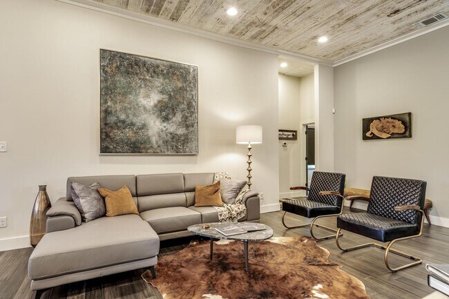 Foto del edificio - Fully Furnished Sleeps 8 with 3 Full Bedrooms and 3 full baths  Parking behind the secured gate