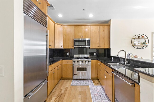 Foto del edificio - 7400 River Rd