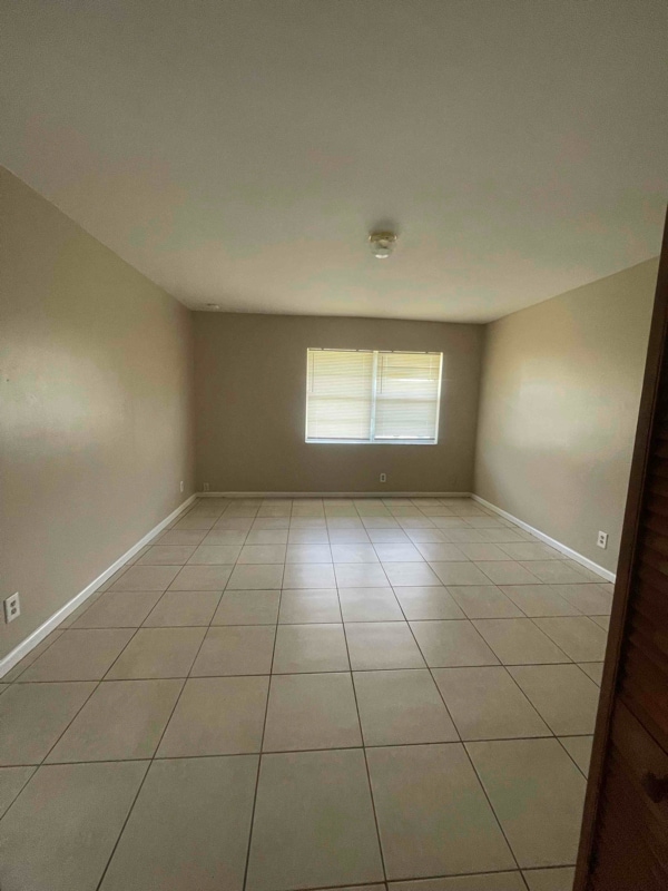 Photo - 1570 E Breezy Ln House